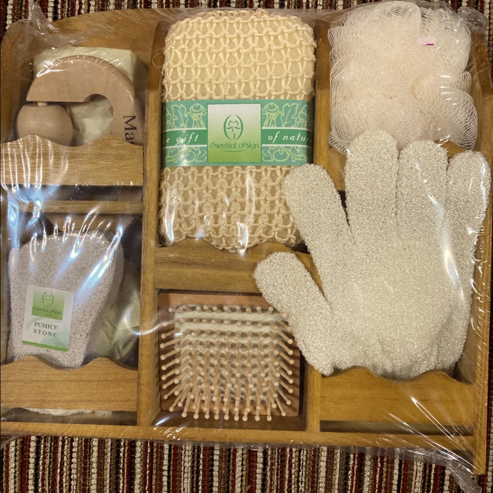 A gift of nature body massage/bath set with wooden rack